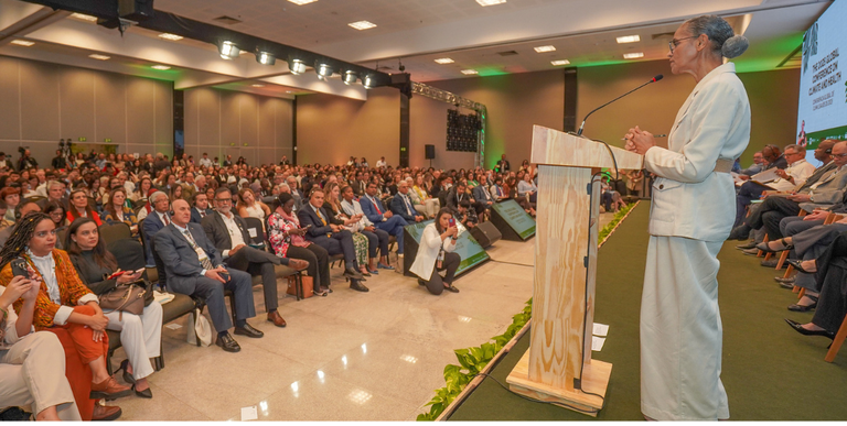 “Não temos como cuidar da nossa saúde em um planeta febril”, diz Marina Silva em conferência global