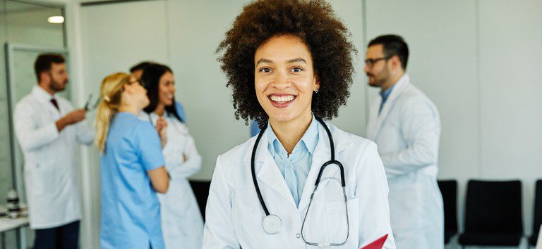 Agora Tem Especialistas abre 635 vagas para médicos atuarem no SUS Agora Tem Especialistas abre 635 vagas para médicos atuarem no SUS