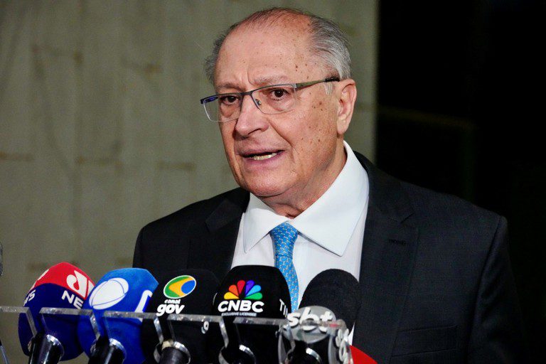 Alckmin dialoga com big techs para ampliar frente contra tarifaço de Trump