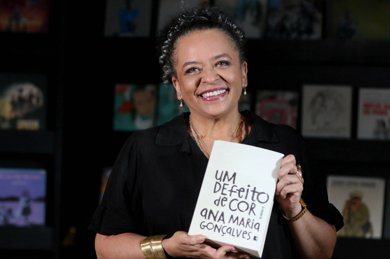 Ana Maria Gonçalves é a primeira mulher negra a se tornar imortal da Academia Brasileira de Letras Ana Maria Gonçalves é a primeira mulher negra a se tornar imortal da Academia Brasileira de Letras