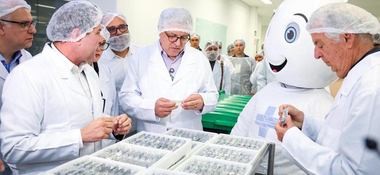 Após 20 anos, Brasil volta a produzir insulina; primeiro lote é entregue