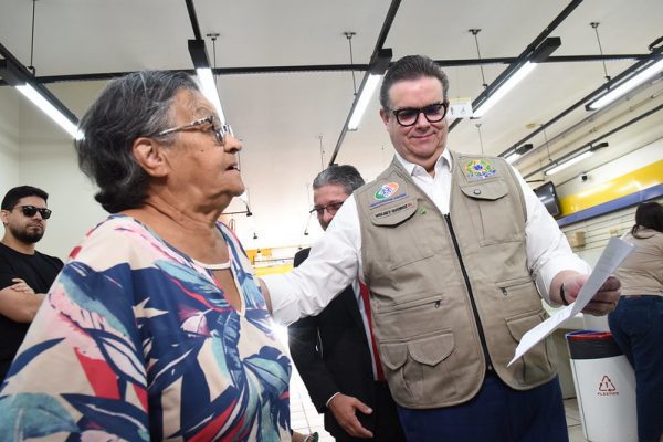Aposentados do INSS têm até novembro para aderir ao acordo de ressarcimento nas agências dos Correios