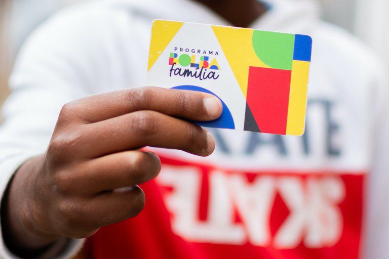 Bolsa Família chega a 19,6 milhões de famílias em julho com aporte de R$ 13,16 bilhões Bolsa Família chega a 19,6 milhões de famílias em julho com aporte de R$ 13,16 bilhões