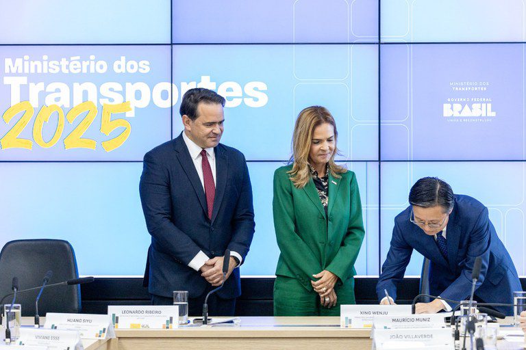 Brasil e China firmam parceria estratégica para integração ferroviária continental Brasil e China firmam parceria estratégica para integração ferroviária continental