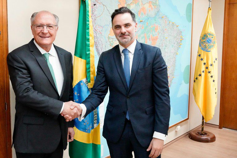 Brasil e França negociam produção do helicóptero H145 pela Helibras Brasil e França negociam produção do helicóptero H145 pela Helibras