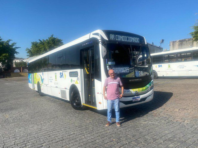 Cobrador curte novos ônibus financiados pelo PAC: 'Tenho sangue de óleo diesel' Cobrador curte novos ônibus financiados pelo PAC: 'Tenho sangue de óleo diesel'