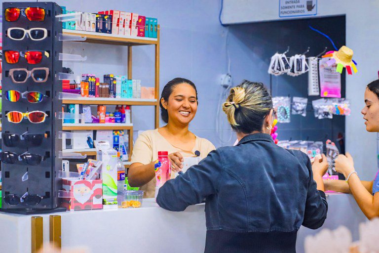 Com apoio do Acredita, empreendedora expande loja e sonha em criar marca própria Com apoio do Acredita, empreendedora expande loja e sonha em criar marca própria