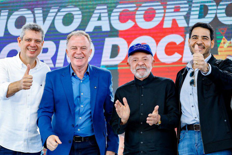 "Começo de uma reparação", diz Lula ao anunciar pagamento de R$ 3,7 bilhões do Novo Acordo do Rio Doce "Começo de uma reparação", diz Lula ao anunciar pagamento de R$ 3,7 bilhões do Novo Acordo do Rio Doce