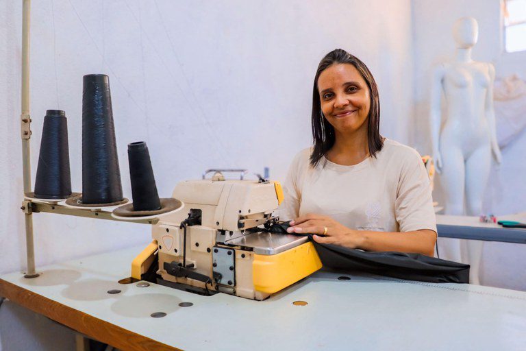 De beneficiária do Bolsa Família a empreendedora, costureira transforma ateliê com crédito do Acredita De beneficiária do Bolsa Família a empreendedora, costureira transforma ateliê com crédito do Acredita