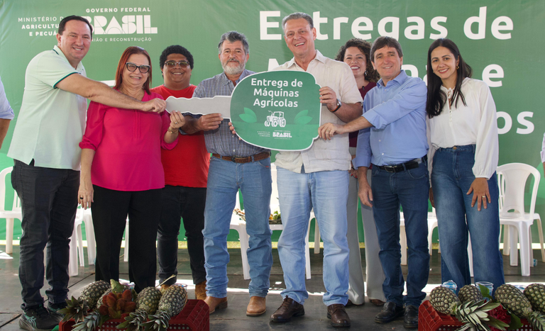 Fávaro entrega máquinas e equipamentos para agricultura familiar no Mato Grosso Fávaro entrega máquinas e equipamentos para agricultura familiar no Mato Grosso