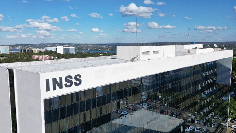 Governo Federal detalha como solicitar ressarcimento dos descontos indevidos. Assista Governo Federal detalha como solicitar ressarcimento dos descontos indevidos. Assista