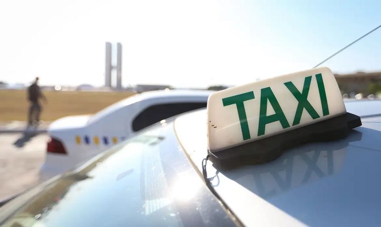 Governo Federal isenta taxistas de taxa de verificação de taxímetros Governo Federal isenta taxistas de taxa de verificação de taxímetros