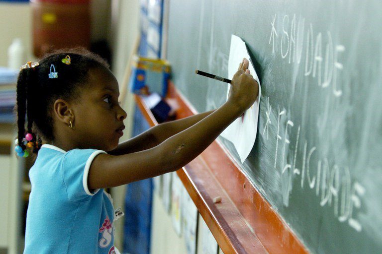 Melhora o índice de alfabetização até 2º ano do fundamental; veja lista Melhora o índice de alfabetização até 2º ano do fundamental; veja lista