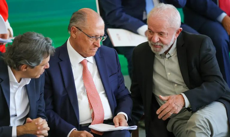 'Lei da reciprocidade econômica deve ser regulamentada até a terça-feira', diz Alckmin 'Lei da reciprocidade econômica deve ser regulamentada até a terça-feira', diz Alckmin