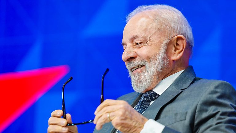 Lula assina regulamentação de programa que estimula transporte naval. Assista Lula assina regulamentação de programa que estimula transporte naval. Assista