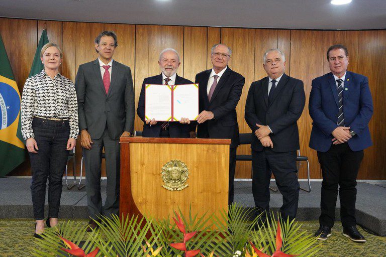 Lula lança programa para impulsionar exportações de Micro e Pequenas Empresas Lula lança programa para impulsionar exportações de Micro e Pequenas Empresas