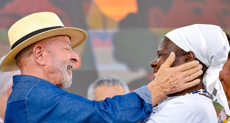 Lula: 'Se abaixar a cabeça, eles colocam uma cangalha e a gente não levanta mais'