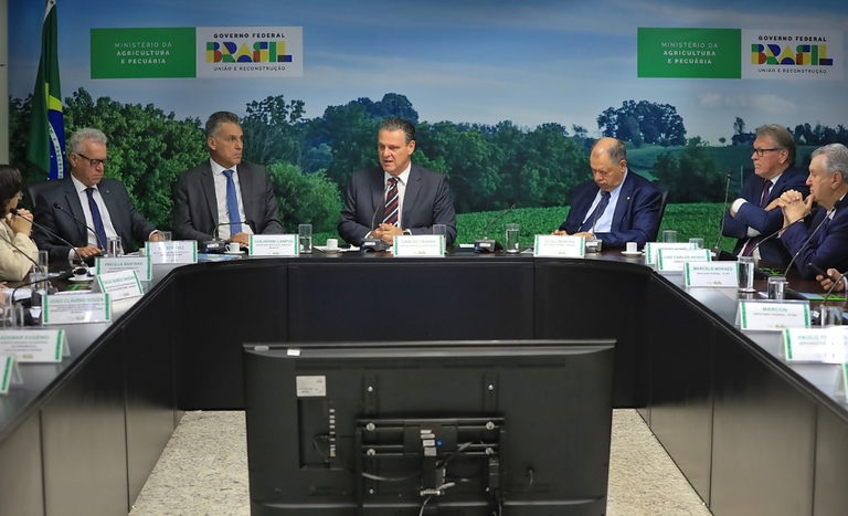 Fávaro se reúne com Grupo de Trabalho para avançar em proposta de apoio financeiro a produtores do RS Fávaro se reúne com Grupo de Trabalho para avançar em proposta de apoio financeiro a produtores do RS