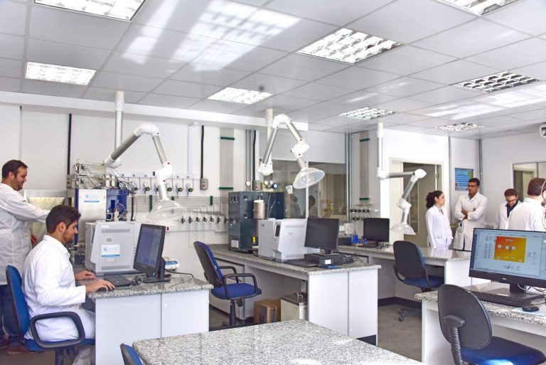 Acordos coletivos protegem e requalificam funcionários frente a novas tecnologias Acordos coletivos protegem e requalificam funcionários frente a novas tecnologias
