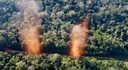 Forças Armadas inutilizam pista de pouso clandestina na Terra Indígena Yanomami Forças Armadas inutilizam pista de pouso clandestina na Terra Indígena Yanomami