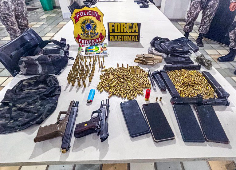PF e Força Nacional apreendem arsenal em área de tensão no extremo sul da Bahia