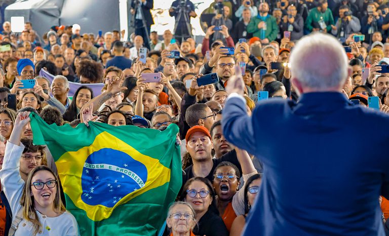 Políticas públicas avançam na distribuição de renda, saúde e educação para os brasileiros Políticas públicas avançam na distribuição de renda, saúde e educação para os brasileiros