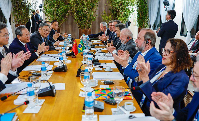 Lula e ministro Fávaro destacam parceria no agro em reunião com primeiro-ministro da China Lula e ministro Fávaro destacam parceria no agro em reunião com primeiro-ministro da China