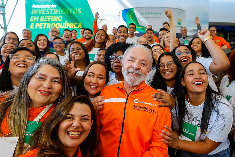 Lula participa de anúncio de R$ 33 bilhões em investimentos da Petrobras Lula participa de anúncio de R$ 33 bilhões em investimentos da Petrobras