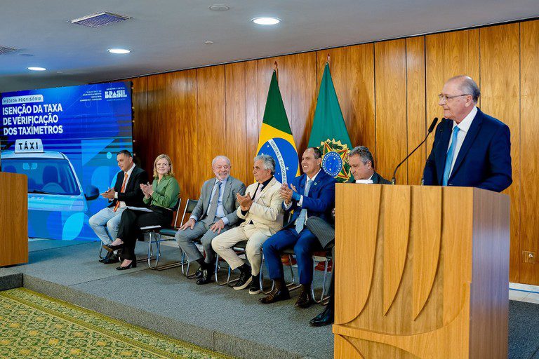 Taxistas terão economia de R$ 9 milhões por ano com a isenção da taxa de verificação de taxímetros Taxistas terão economia de R$ 9 milhões por ano com a isenção da taxa de verificação de taxímetros