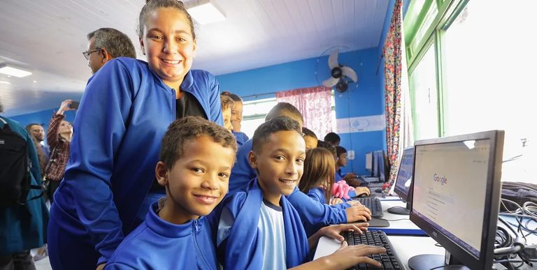 Teste mostra que 5G sem fio é eficaz para conectar escolas em áreas remotas Teste mostra que 5G sem fio é eficaz para conectar escolas em áreas remotas