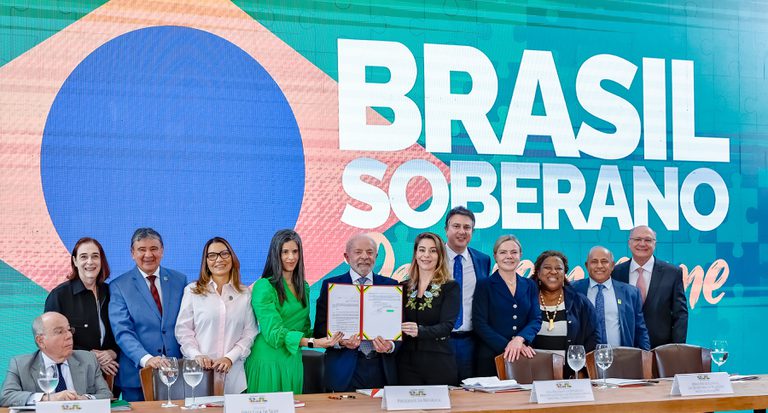 'A defesa da soberania nacional e da democracia caminham juntas', diz Gleisi Hoffmann 'A defesa da soberania nacional e da democracia caminham juntas', diz Gleisi Hoffmann