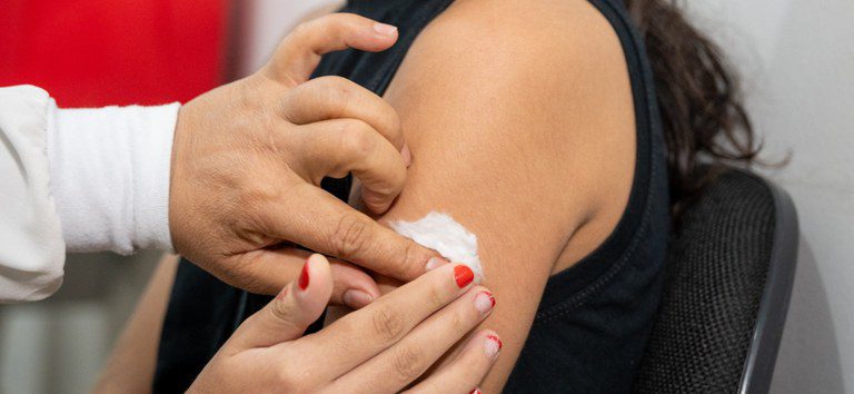 Brasil avança na vacinação contra HPV e supera média global Brasil avança na vacinação contra HPV e supera média global