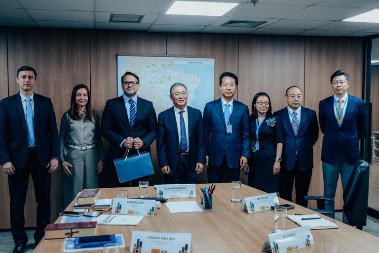 Brasil e China avançam em diálogo sobre novos investimentos no setor ferroviário Brasil e China avançam em diálogo sobre novos investimentos no setor ferroviário