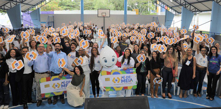 Caravana Pé-de-Meia oferece serviços a estudantes em Salvador Caravana Pé-de-Meia oferece serviços a estudantes em Salvador