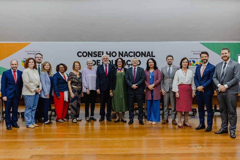 Ciência e educação caminham juntas para o futuro do Brasil, afirma ministra Luciana Santos