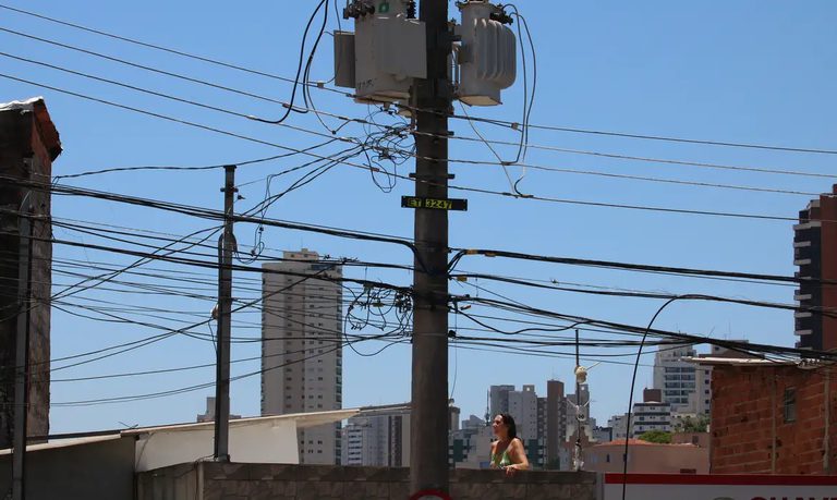 IBGE: energia elétrica chega quase à totalidade dos domicílios do País IBGE: energia elétrica chega quase à totalidade dos domicílios do País