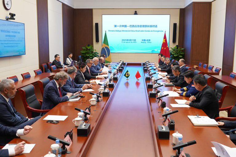 Comitiva brasileira visita Centro Nacional de Redução de Desastres da China