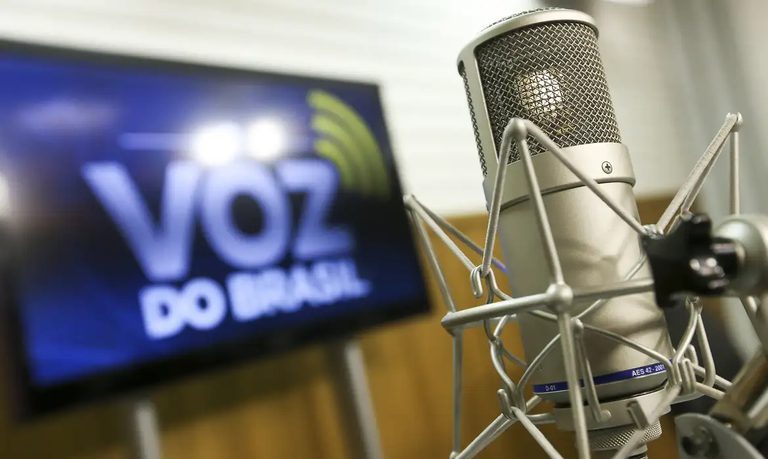 Nos 90 anos, A Voz do Brasil recebe homenagem em sessão solene do Congresso