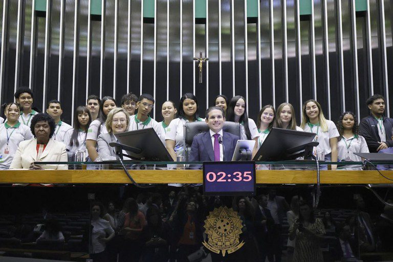 Governo celebra aprovação de PL que protege crianças e adolescentes nos ambientes digitais Governo celebra aprovação de PL que protege crianças e adolescentes nos ambientes digitais