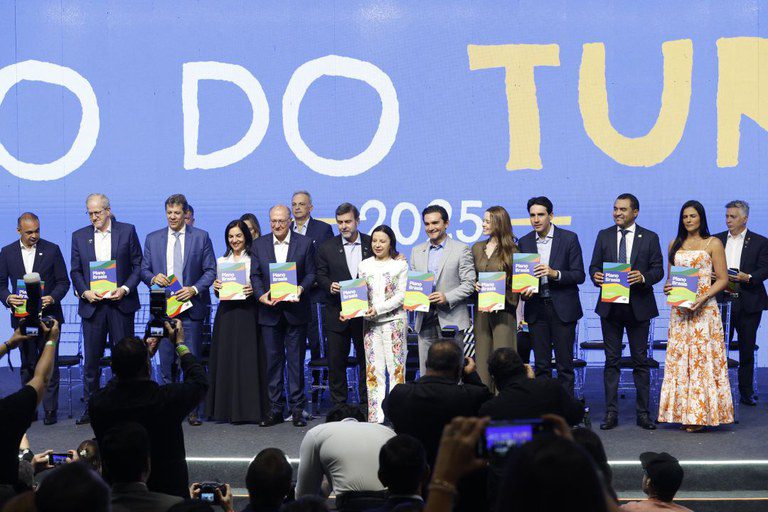 Governo Federal entrega Plano Brasis aos 26 estados e DF no Salão Turismo Governo Federal entrega Plano Brasis aos 26 estados e DF no Salão Turismo