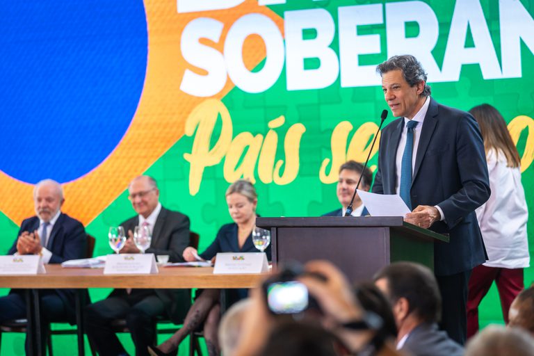 Haddad afirma que apreensão com 'esfera política' esconde avanços alcançados no Brasil Haddad afirma que apreensão com 'esfera política' esconde avanços alcançados no Brasil