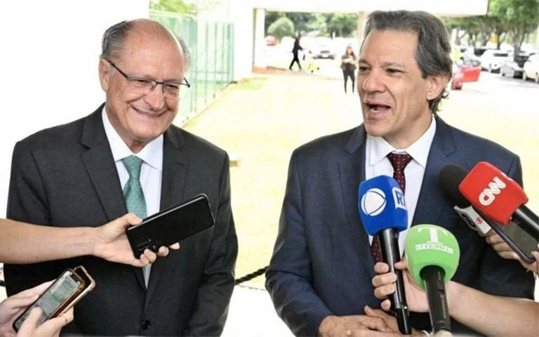 Haddad celebra conduta de Alckmin nas negociações com EUA: 'dignidade' e 'cabeça erguida' Haddad celebra conduta de Alckmin nas negociações com EUA: 'dignidade' e 'cabeça erguida'