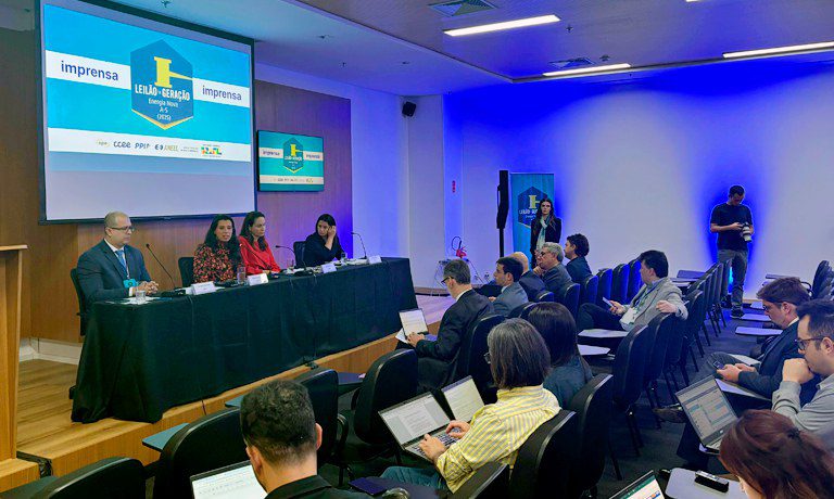 Leilão negocia R$ 26,5 bilhões e viabiliza a construção de 65 usinas de fonte hidráulica Leilão negocia R$ 26,5 bilhões e viabiliza a construção de 65 usinas de fonte hidráulica