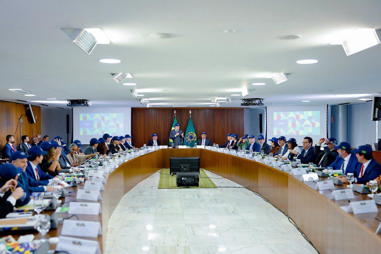 Lula defende soberania, negociação e multilateralismo em reunião ministerial Lula defende soberania, negociação e multilateralismo em reunião ministerial