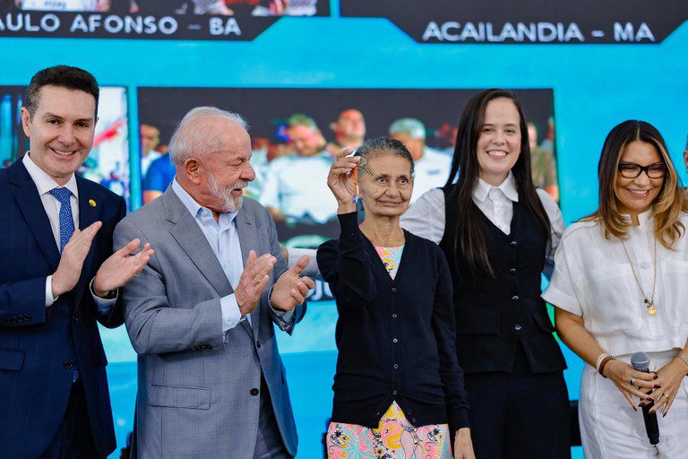 Lula entrega mais de 1.800 moradias em cinco estados: 'O que o povo quer é dignidade' Lula entrega mais de 1.800 moradias em cinco estados: 'O que o povo quer é dignidade'