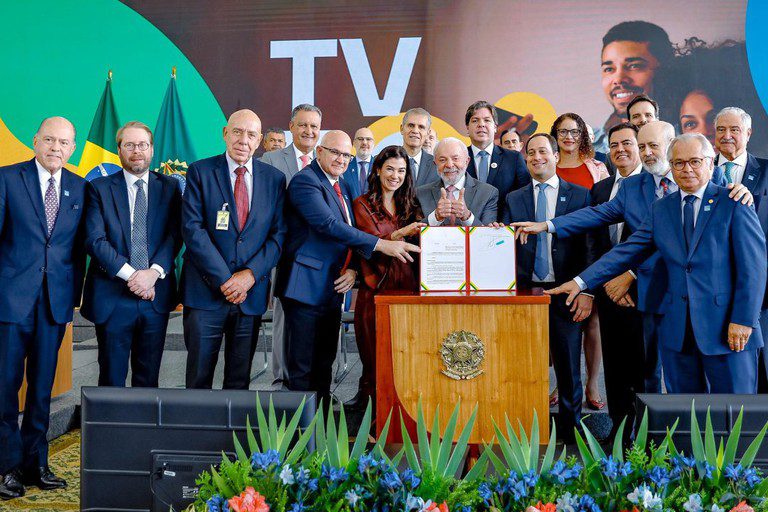 Lula institui no Brasil a TV 3.0, que começa a funcionar em 2026 Lula institui no Brasil a TV 3.0, que começa a funcionar em 2026