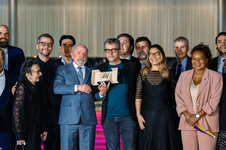 Lula recebe elenco de 'O Agente Secreto' no Alvorada e celebra força do cinema nacional Lula recebe elenco de 'O Agente Secreto' no Alvorada e celebra força do cinema nacional