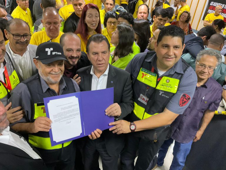 Luiz Marinho regulamenta norma que define adicional de periculosidade para agentes de trânsito Luiz Marinho regulamenta norma que define adicional de periculosidade para agentes de trânsito