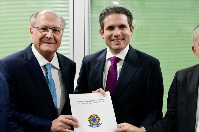 No Congresso, Alckmin pede apoio a projetos que facilitam e ampliam as exportações brasileiras