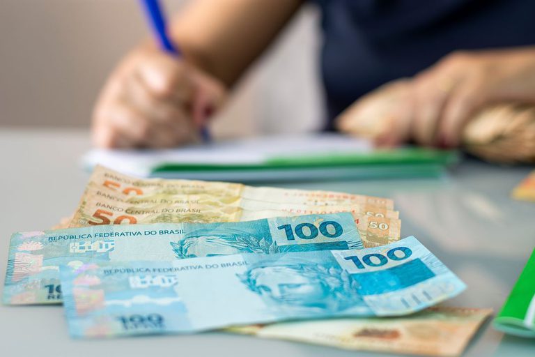Pagamentos do Bolsa Família e Auxílio Gás começam nesta segunda-feira (18). Confira o calendário